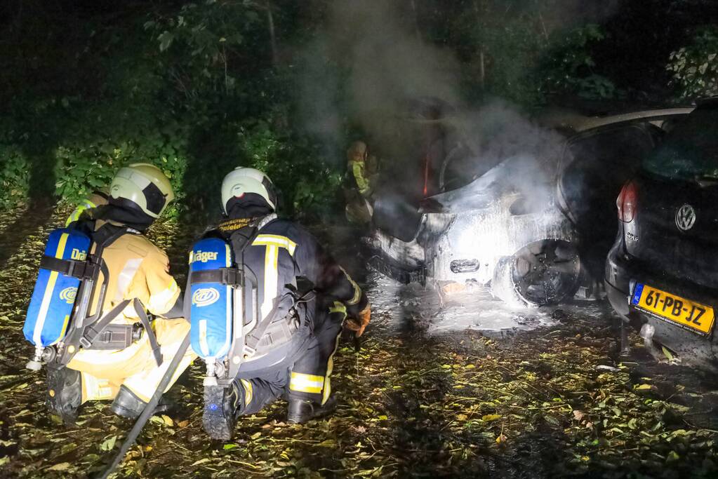 Personenauto total-loss door felle brand