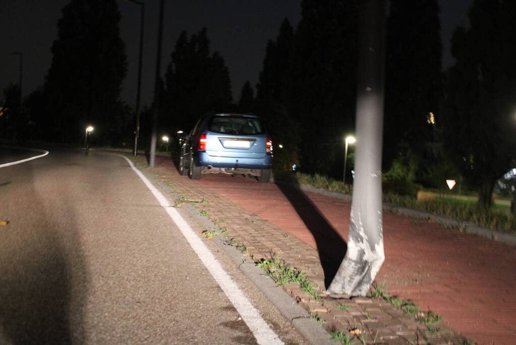 Automobilist botst tegen paal