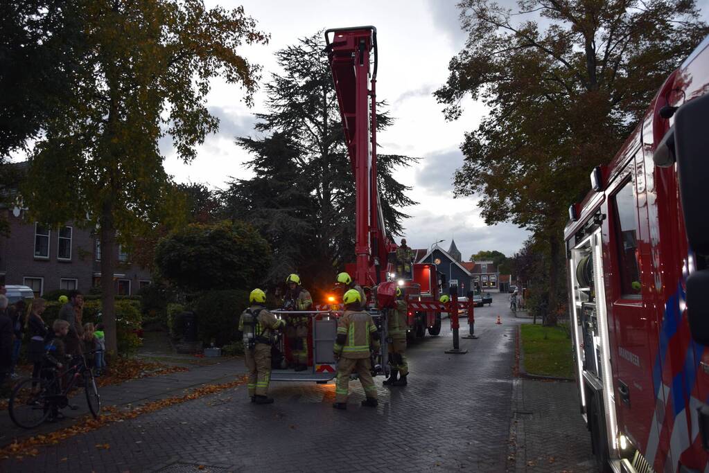 Straat afgsloten vanwege schoorsteenbrand