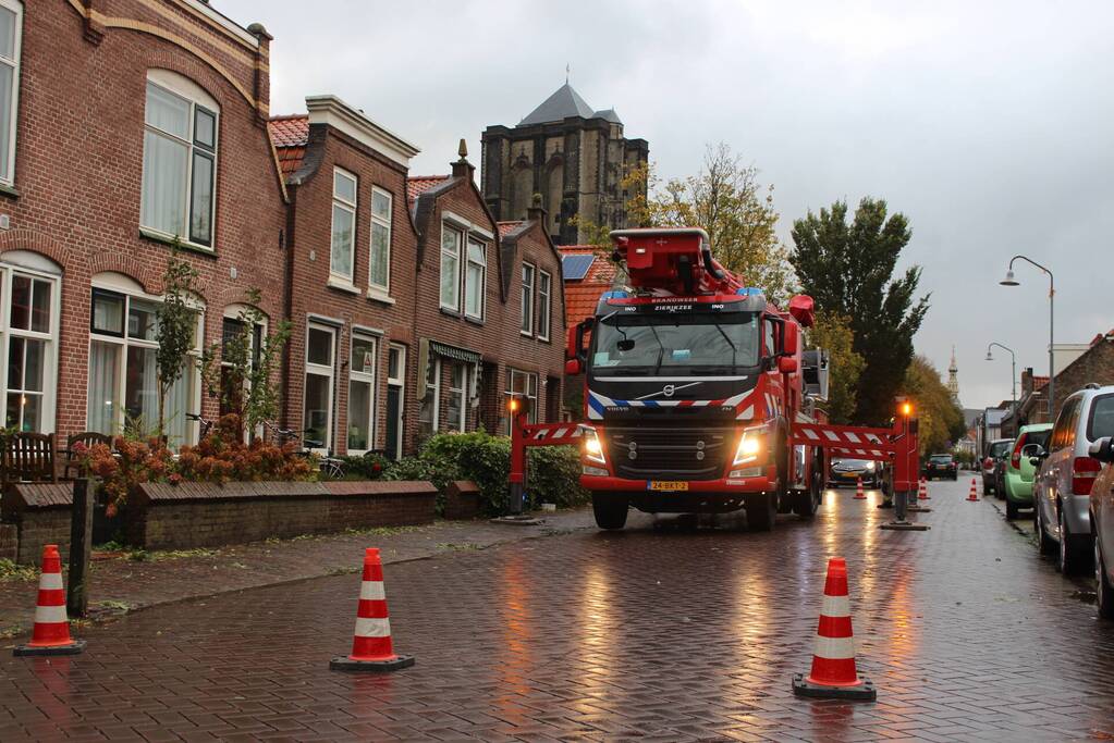 Schoorsteenpijp van woning afgebroken