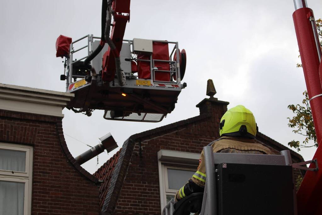 Schoorsteenpijp van woning afgebroken