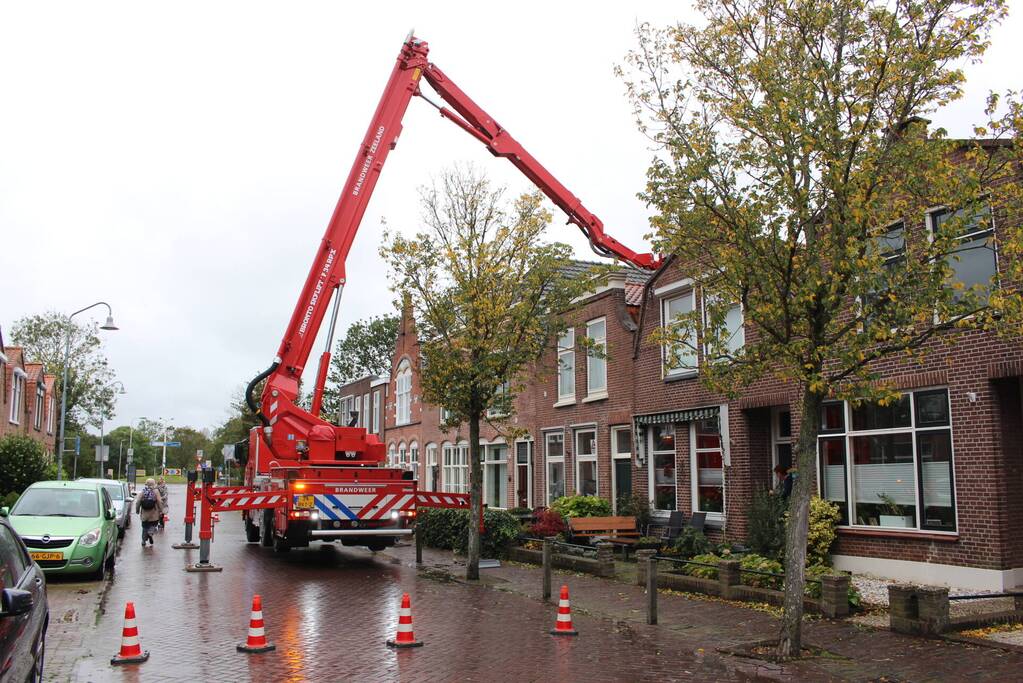 Schoorsteenpijp van woning afgebroken