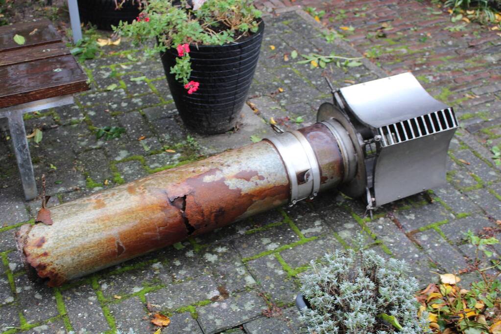 Schoorsteenpijp van woning afgebroken