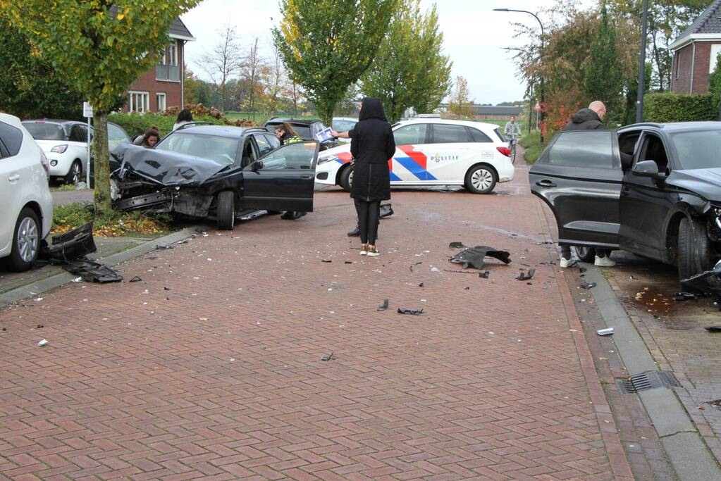 Flinke ravage bij botsing tussen auto's