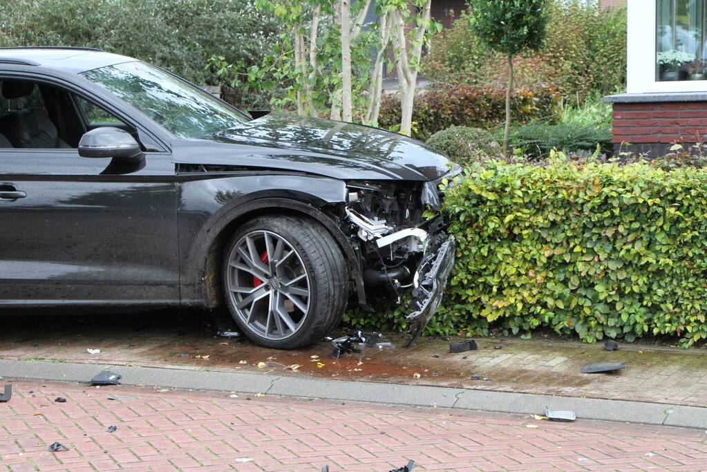 Flinke ravage bij botsing tussen auto's