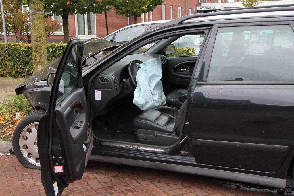 Flinke ravage bij botsing tussen auto's