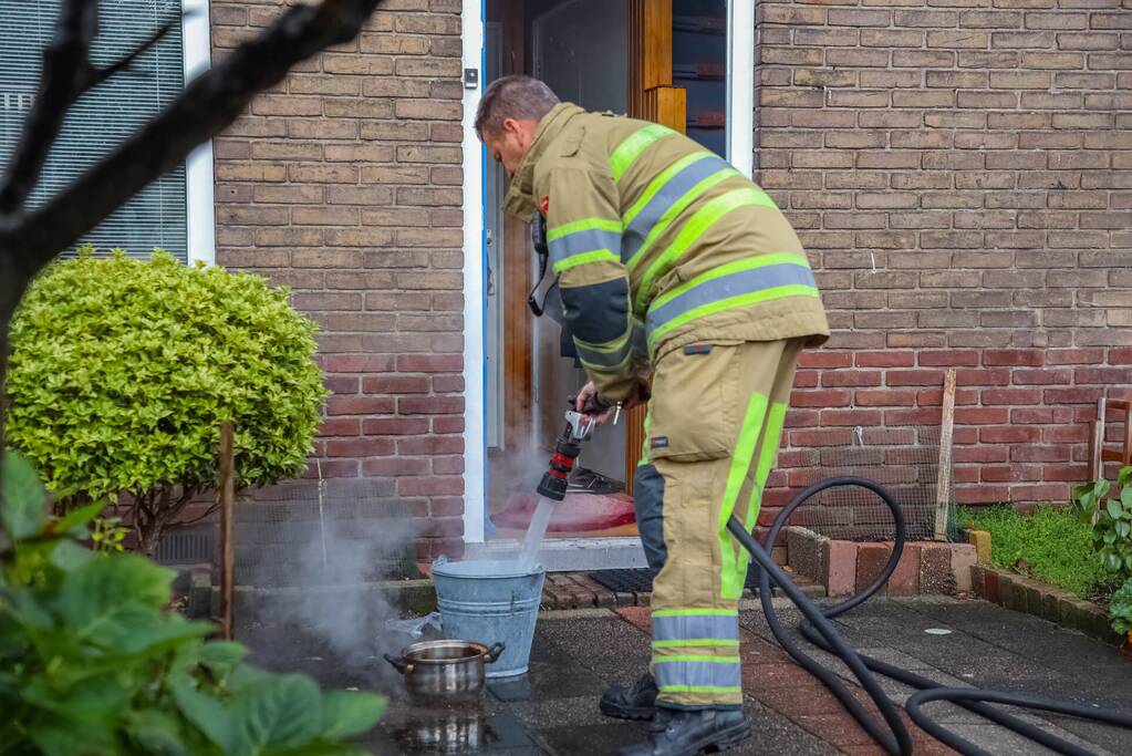 Rookmelder gaat af en buren bellen de brandweer