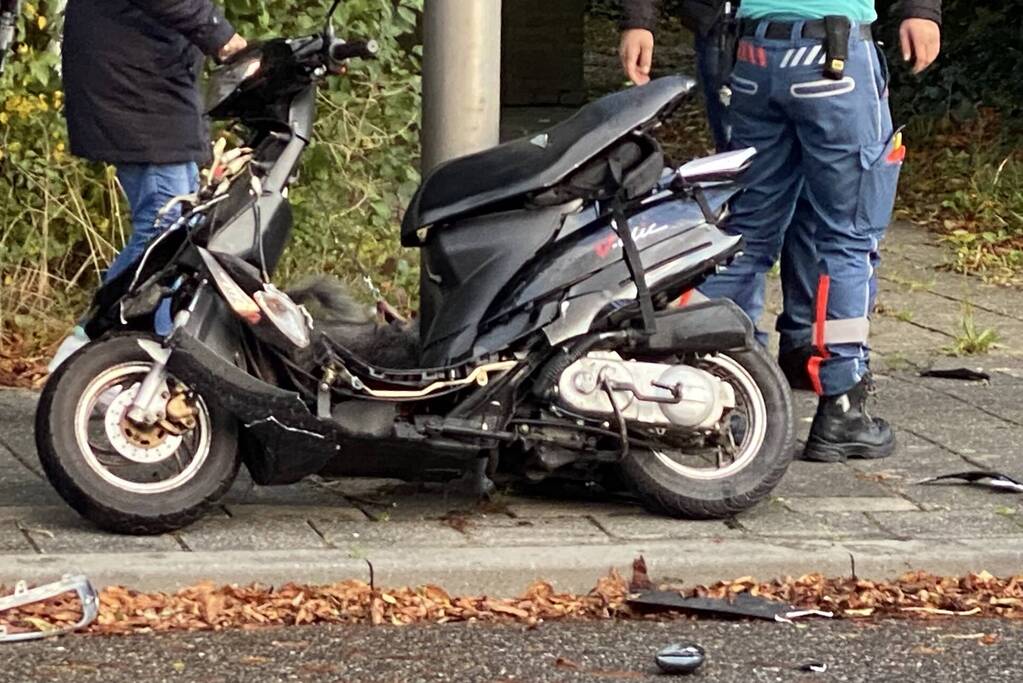 Scooterrijder loopt hoofdwond op bij botsing met auto
