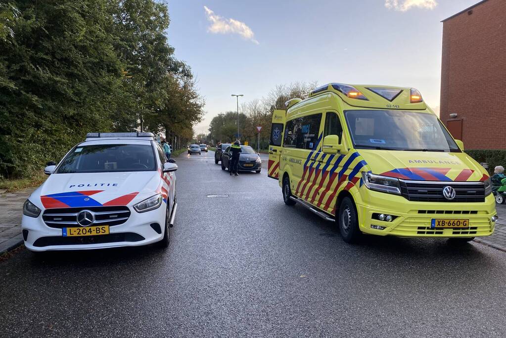 Scooterrijder loopt hoofdwond op bij botsing met auto