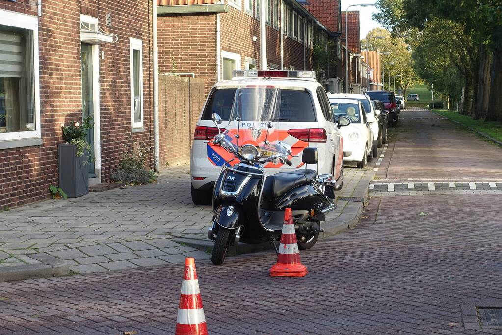 Scooterrijder struikelt over over hondenriem