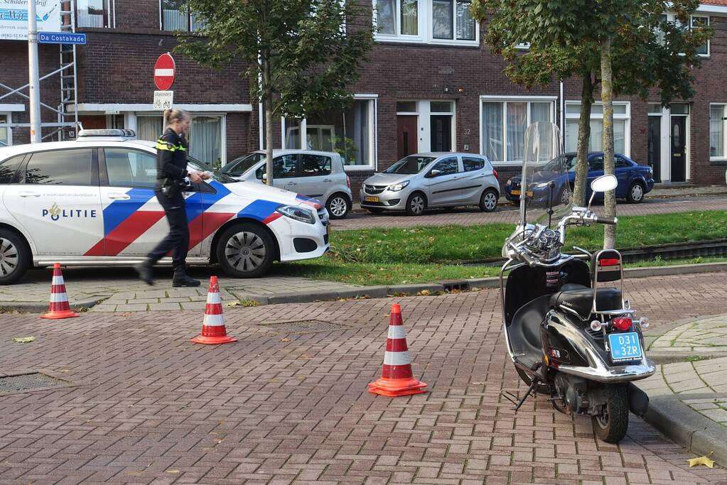 Scooterrijder struikelt over over hondenriem
