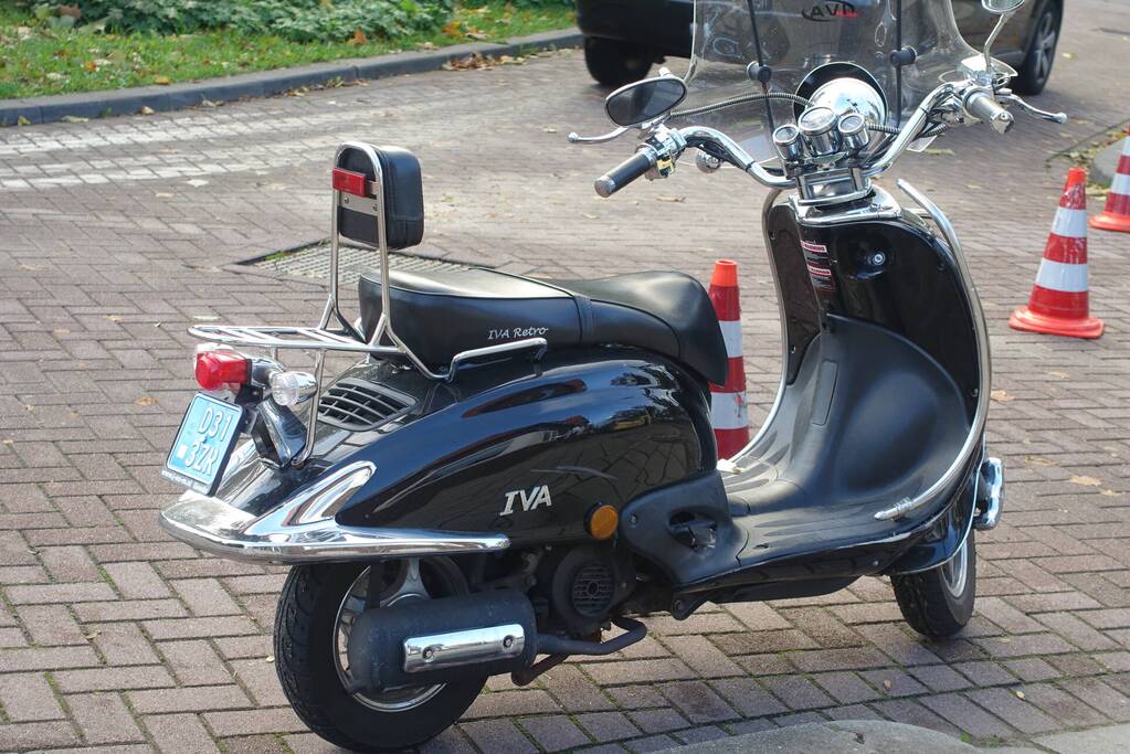 Scooterrijder struikelt over over hondenriem