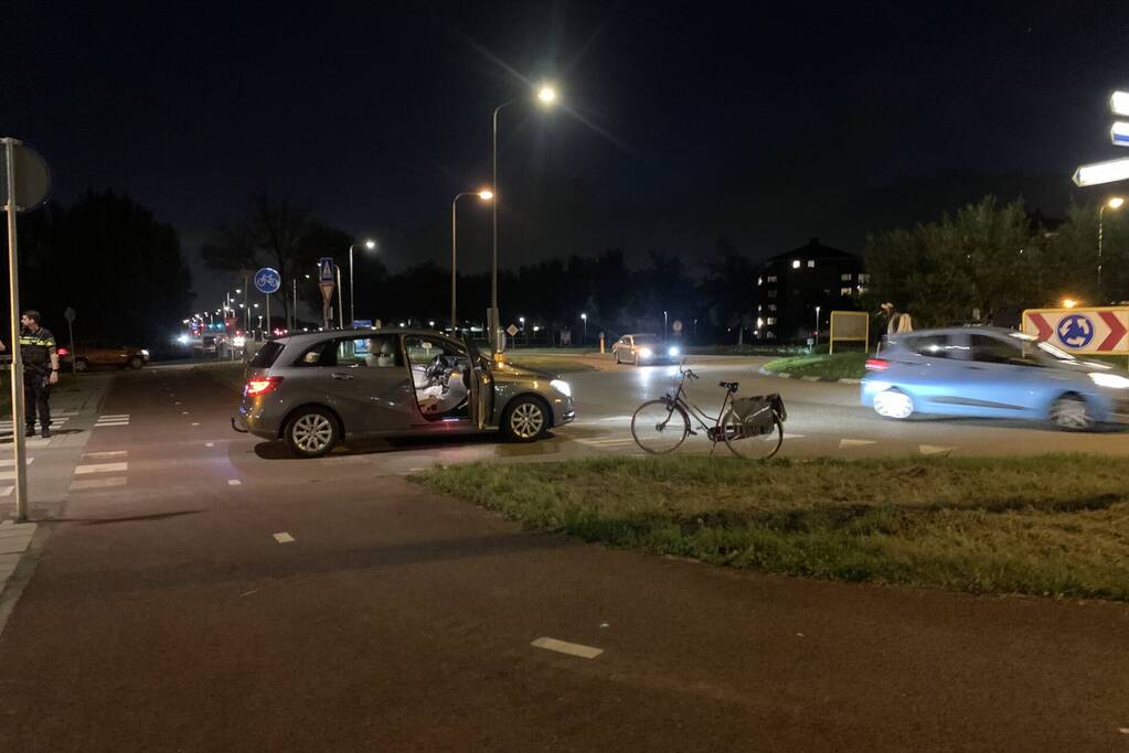 Fietser aangereden door auto op rotonde