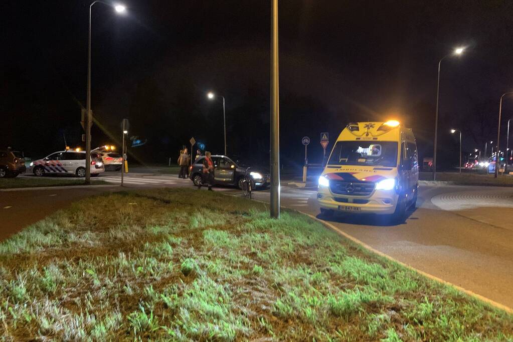 Fietser aangereden door auto op rotonde