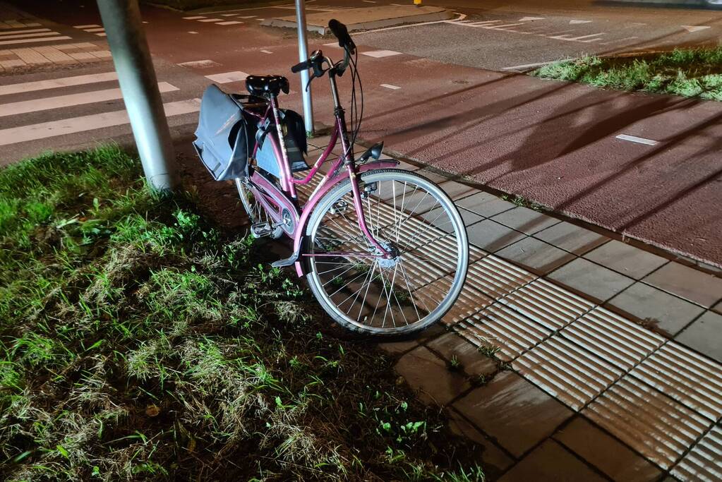 Fietser aangereden door auto op rotonde