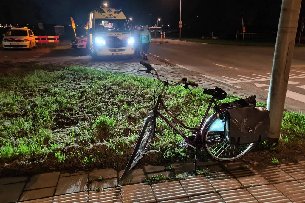 Fietser aangereden door auto op rotonde