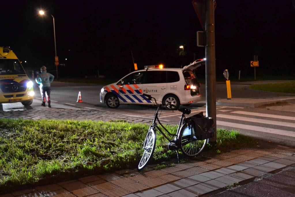 Fietser aangereden door auto op rotonde