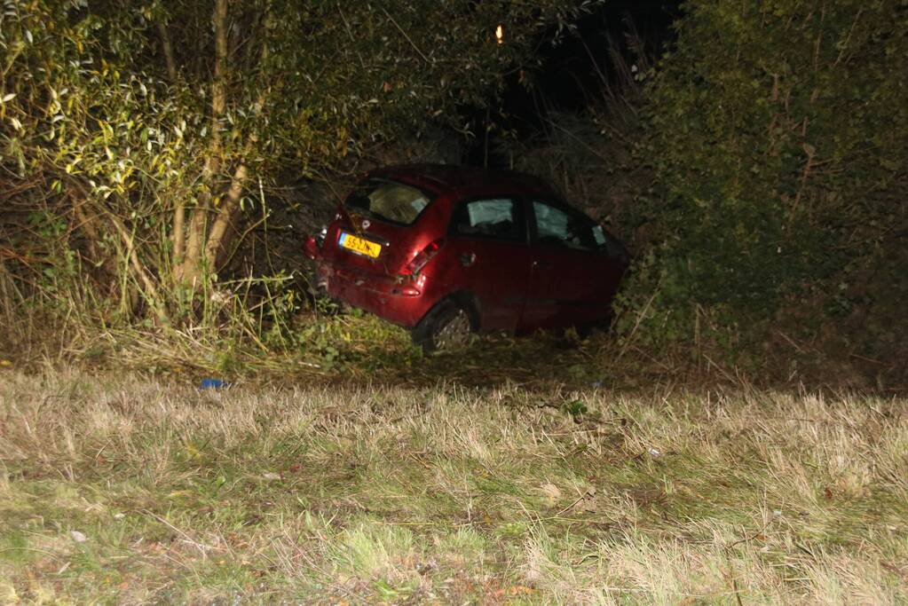 Auto bijna te water na botsing met vrachtwagen