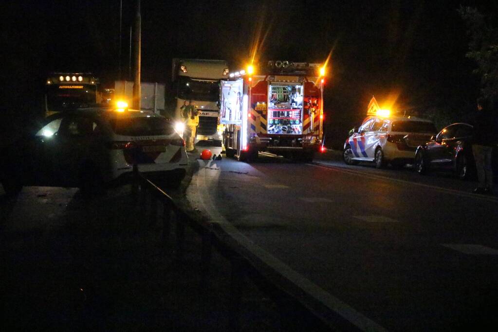 Auto bijna te water na botsing met vrachtwagen