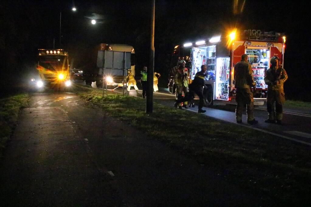 Auto bijna te water na botsing met vrachtwagen