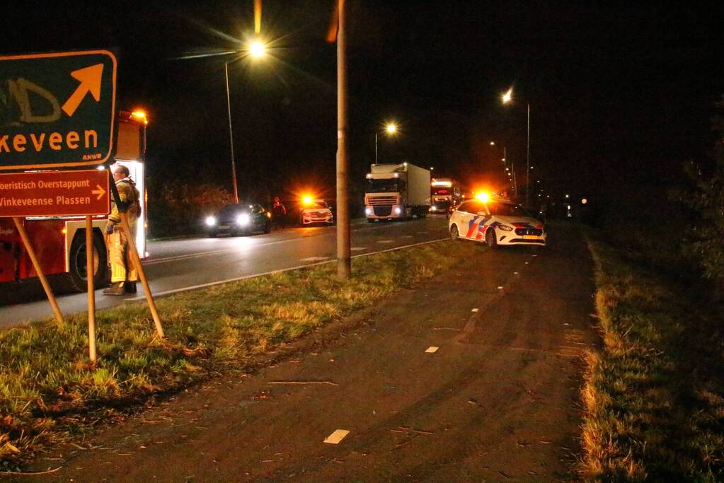 Auto bijna te water na botsing met vrachtwagen