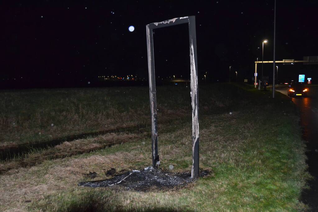 Welkomstbord in brand