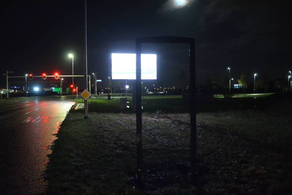 Welkomstbord in brand