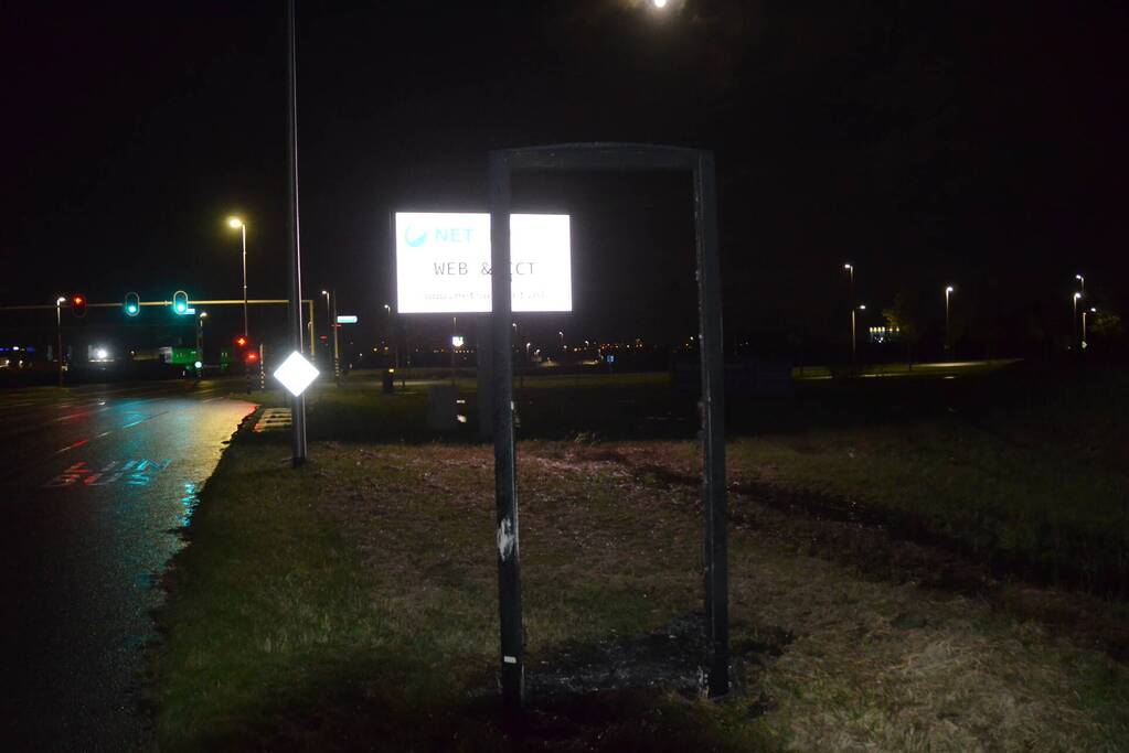 Welkomstbord in brand