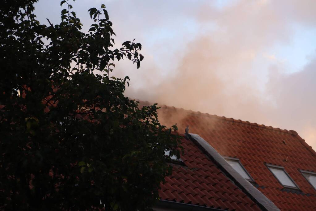 Veel rookontwikkeling bij grote brand in woning