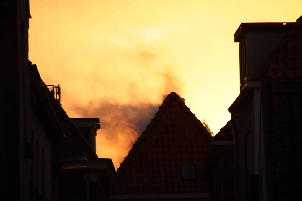 Veel rookontwikkeling bij grote brand in woning