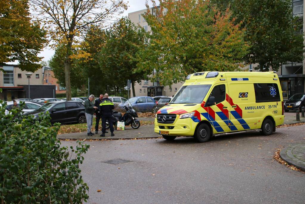 Automobilist rijdt achteruit en botst op brommer