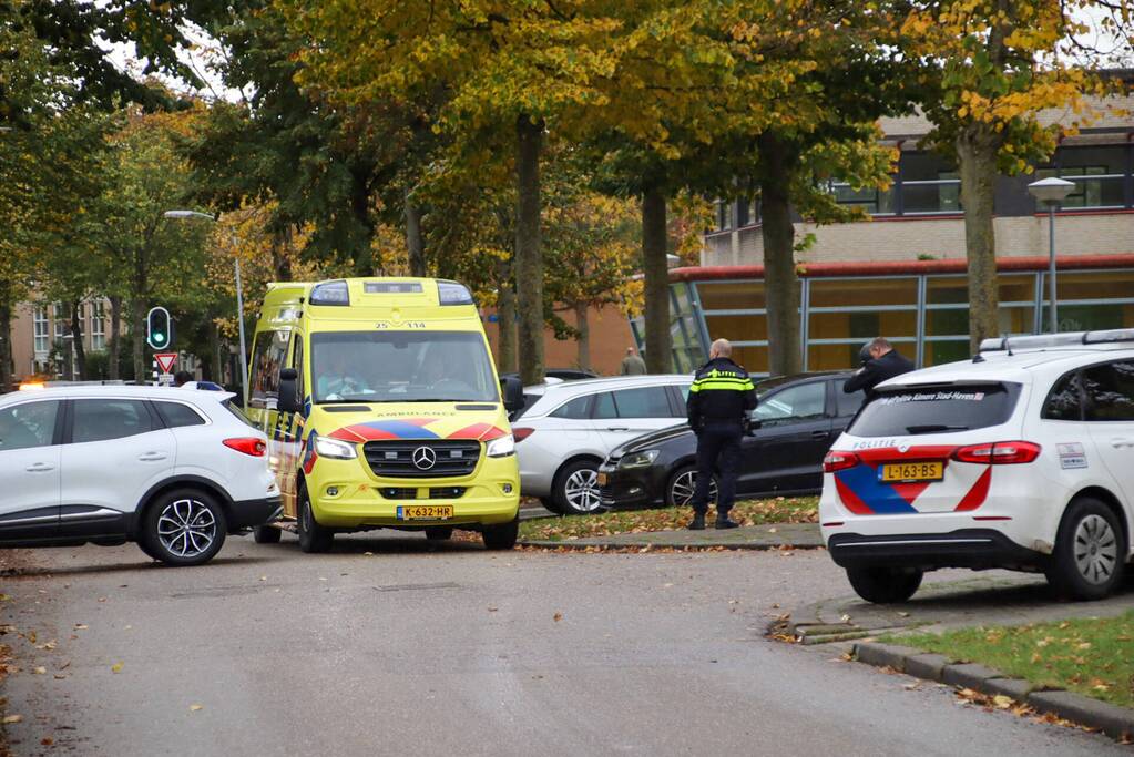 Automobilist rijdt achteruit en botst op brommer