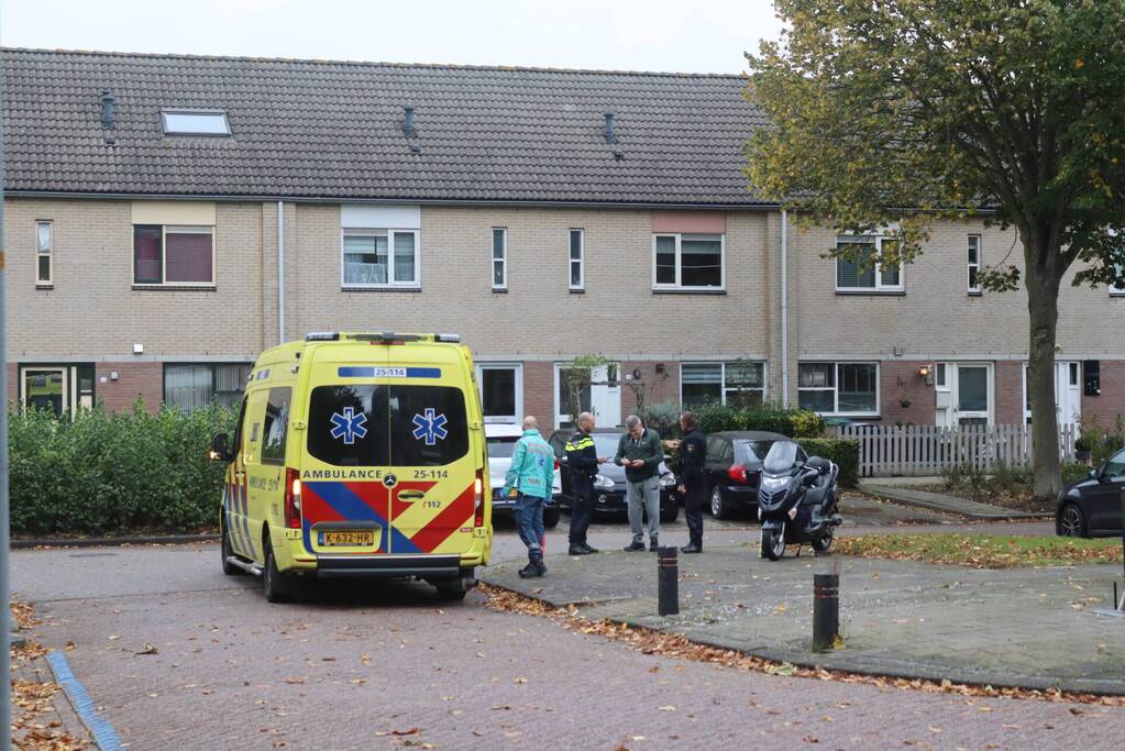 Automobilist rijdt achteruit en botst op brommer