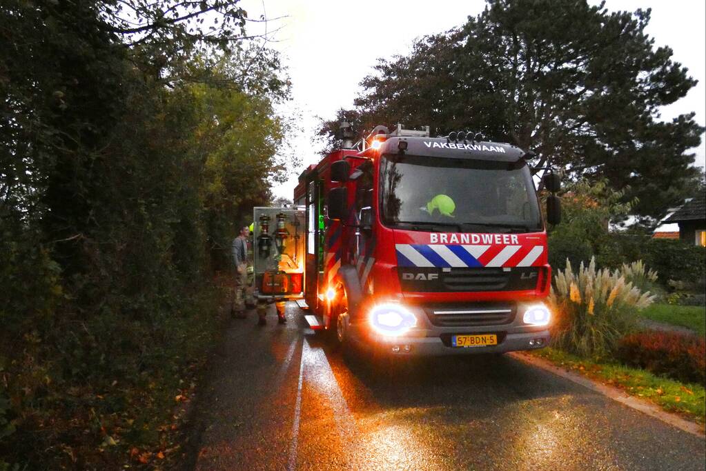 Brandweer zaagt boom om