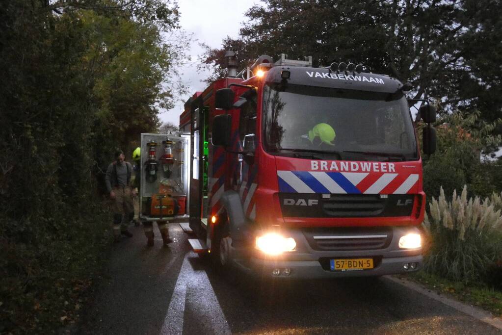 Brandweer zaagt boom om