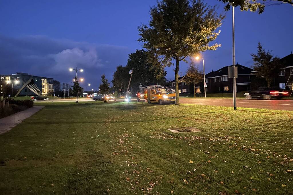 Lantaarnpaal uit de grond gereden