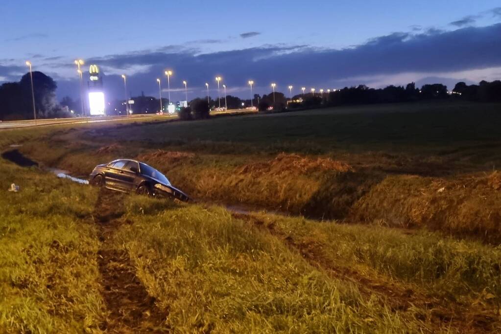 Auto belandt in sloot door glad wegdek