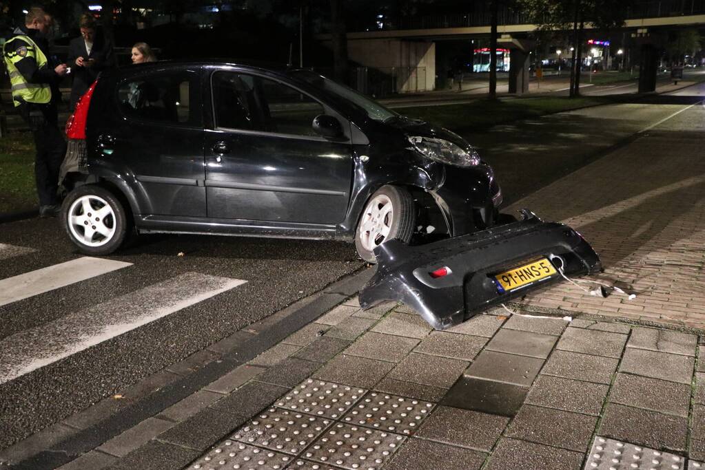 Auto en bestelbus in botsing op kruising