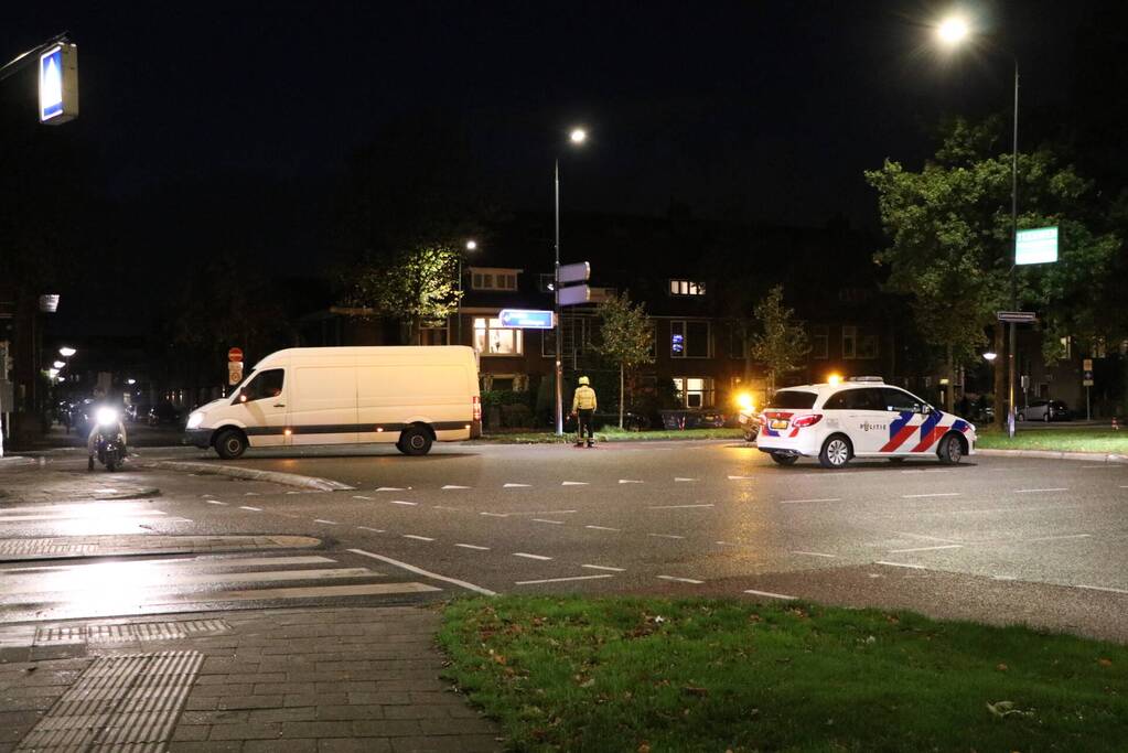 Auto en bestelbus in botsing op kruising