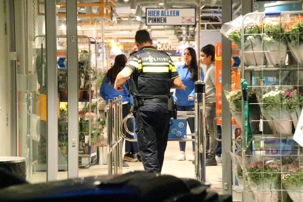 Dader gevlucht na overval op supermarkt