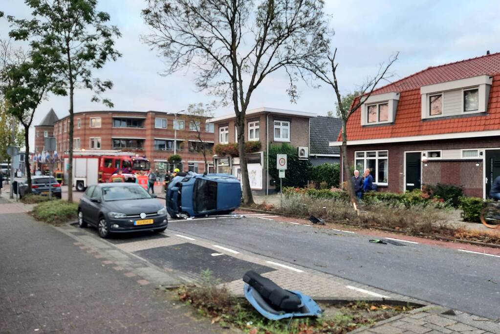 Auto belandt op zijn kant na botsing