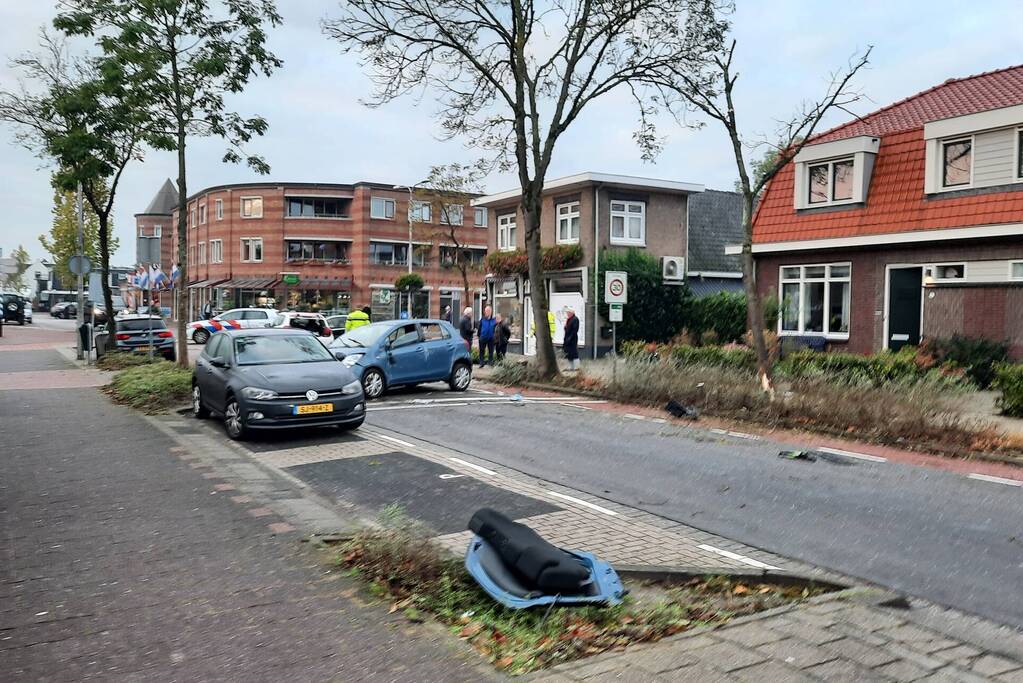 Auto belandt op zijn kant na botsing