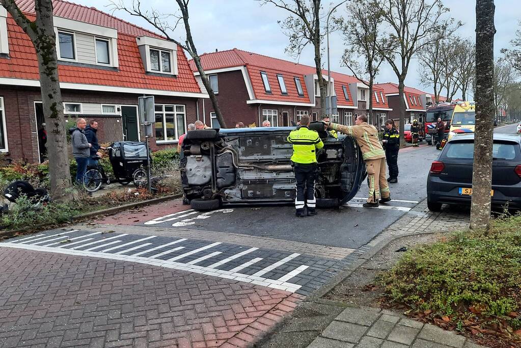 Auto belandt op zijn kant na botsing
