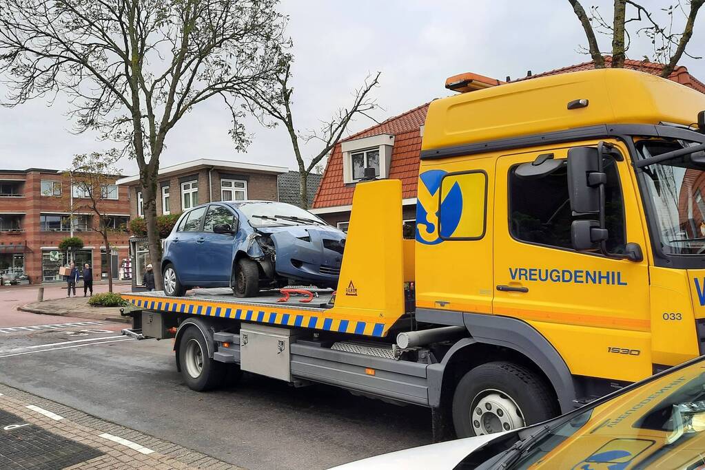 Auto belandt op zijn kant na botsing