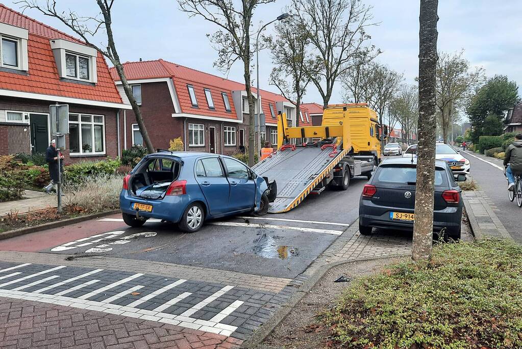 Auto belandt op zijn kant na botsing
