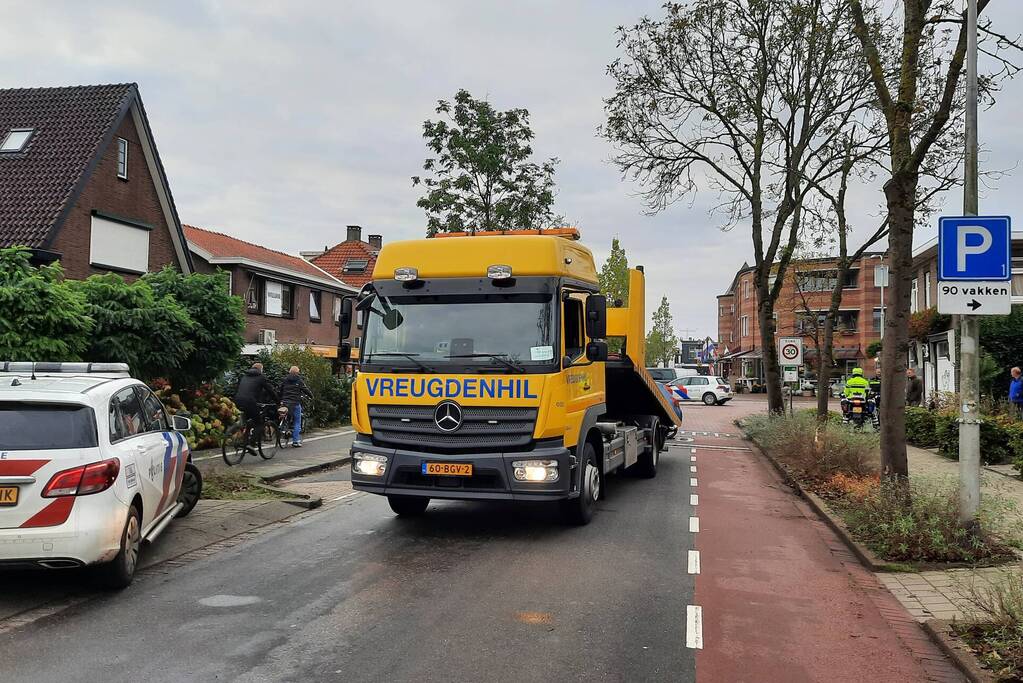 Auto belandt op zijn kant na botsing