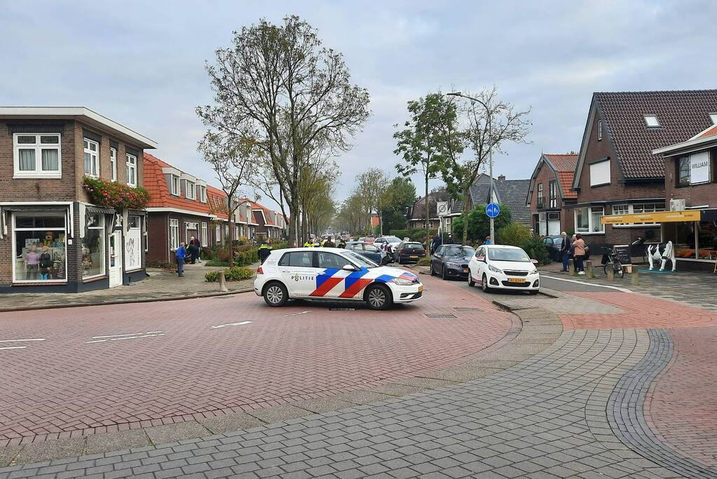 Auto belandt op zijn kant na botsing