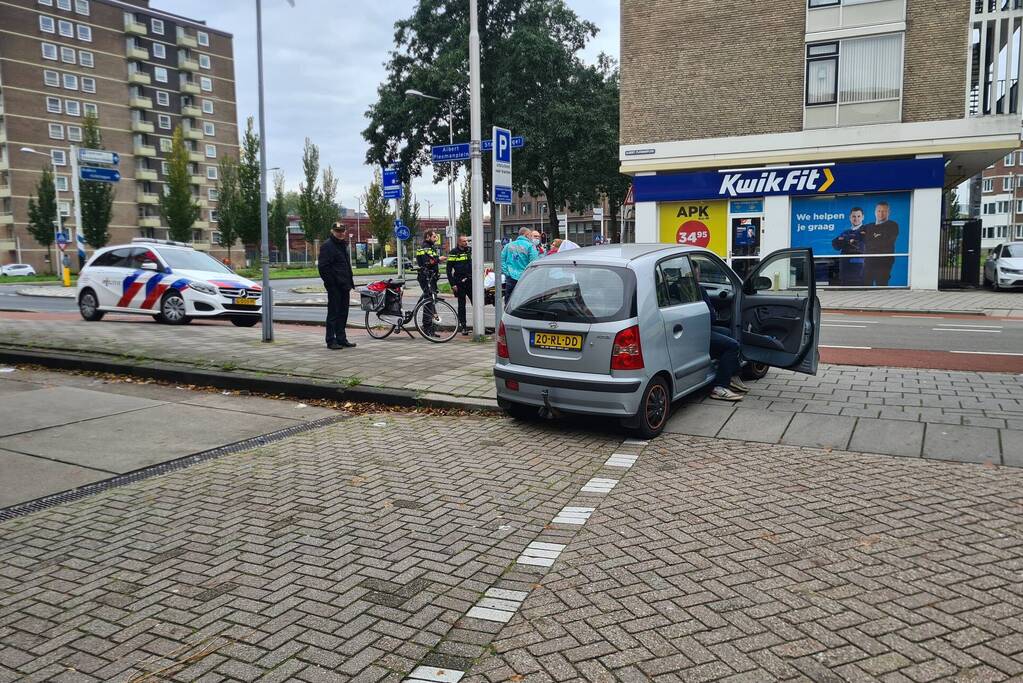 Fietsster gewond bij botsing met auto
