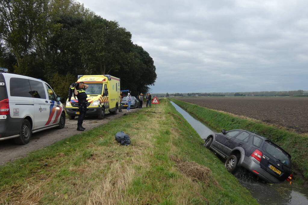 Auto rijdt sloot in