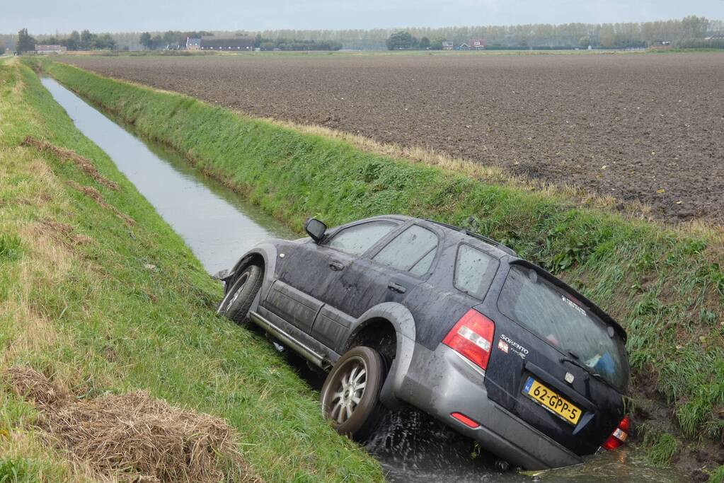 Auto rijdt sloot in